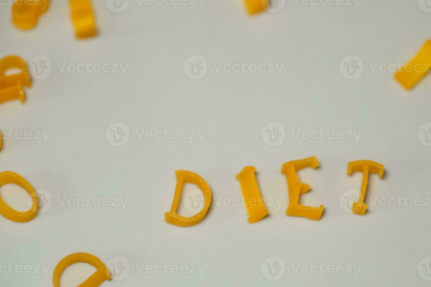 ord diet består av ätlig brev. pasta diet mat. pasta i form av brev på grå bakgrund. rätt näring begrepp. foto