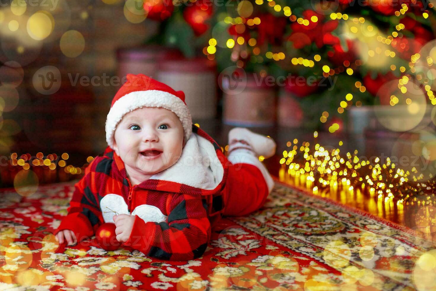 liten sex månad gammal bebis klädd som santa claus. bakgrund för jul kort. de barn utseende ner på de plats för inskrift. foto