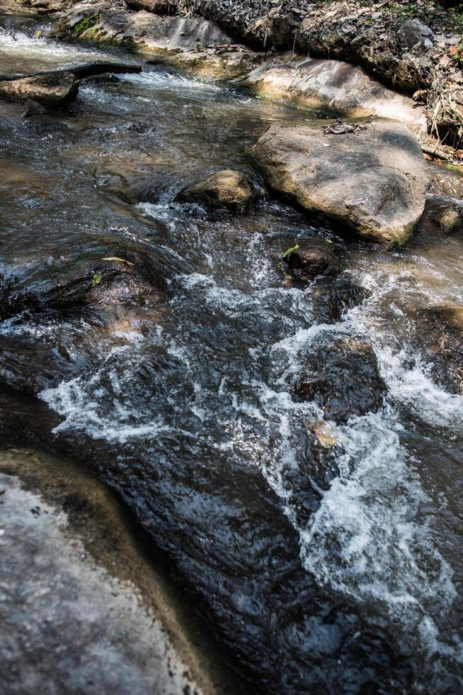 vattenfall i naturen och sten bakgrund foto