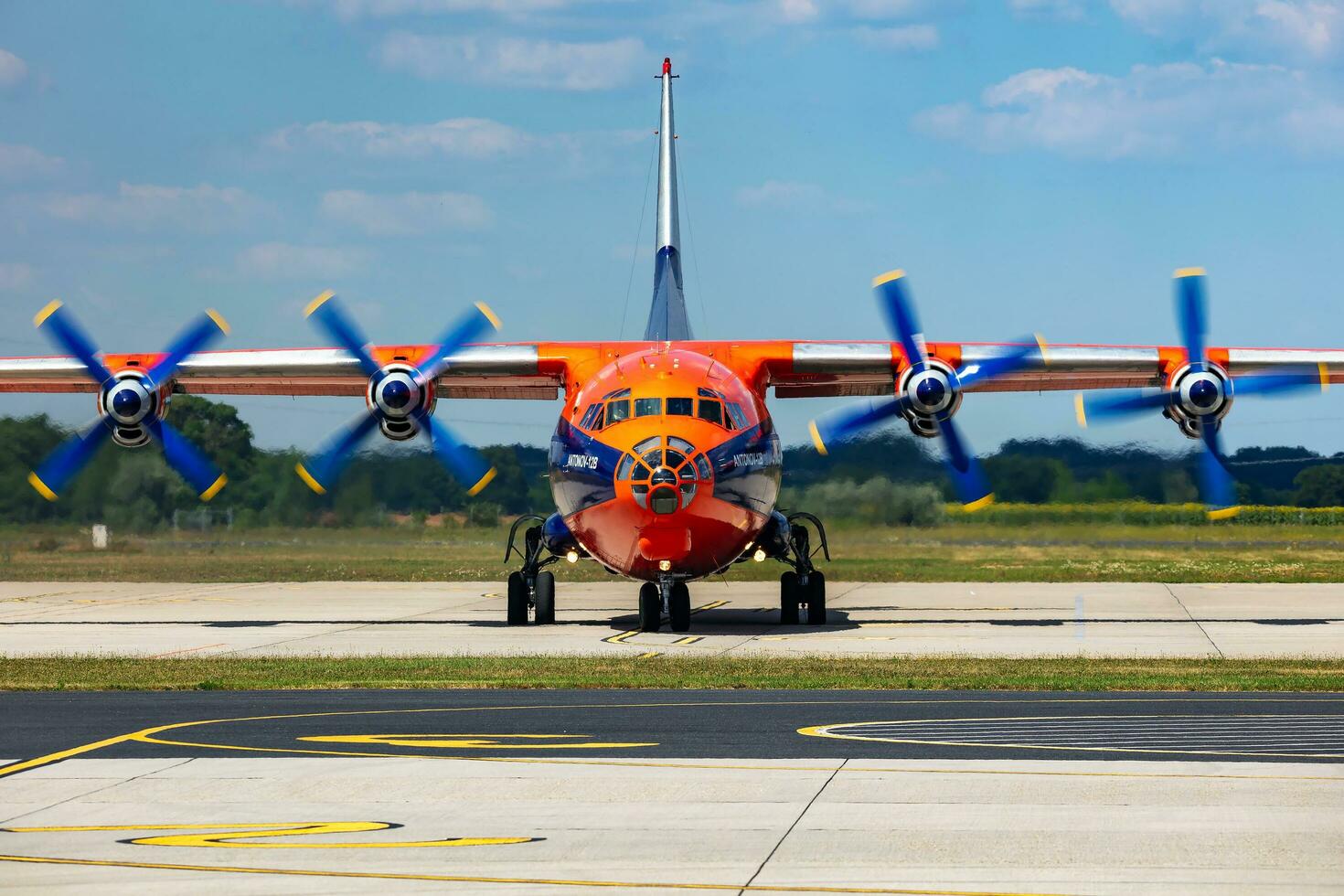 cavok luft antonov an-12 frakt plan på flygplats förkläde med marshaller. luft frakt och frakt. flyg och flygplan. transport industri. global internationell transport. flyga och flygande. foto