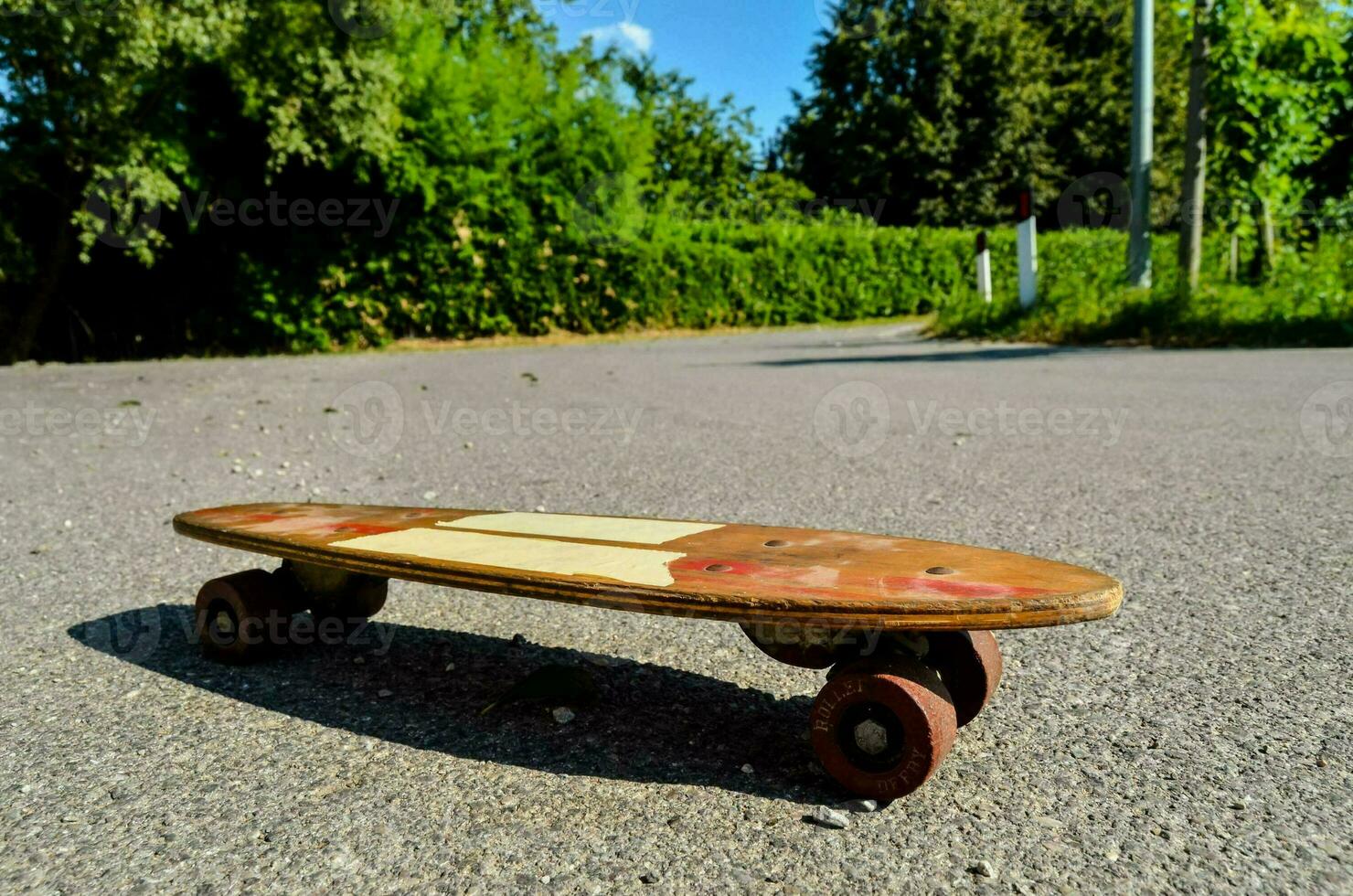 en skateboard med en trä- design på den foto