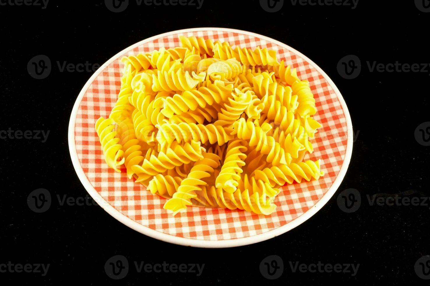 en tallrik av pasta på en rutig tallrik foto