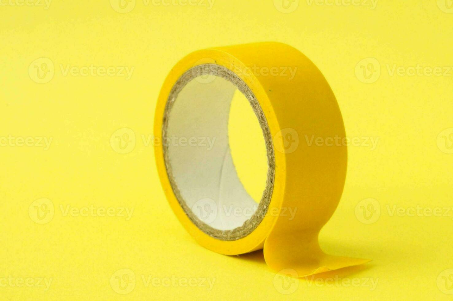 en gul tejp på en gul bakgrund foto