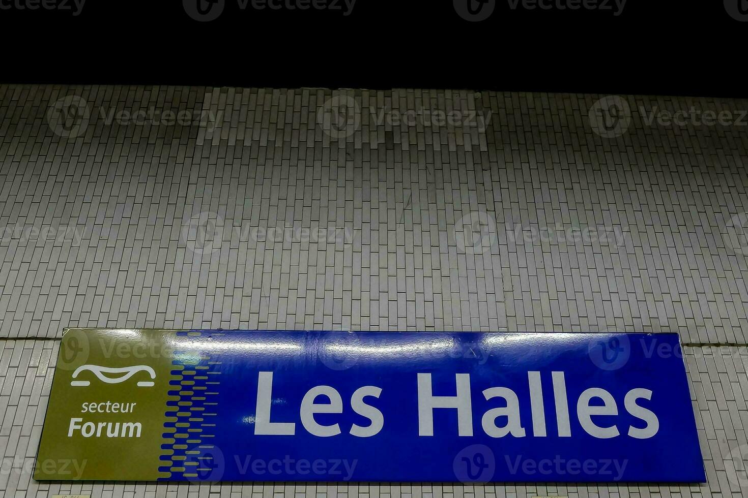 en tecken för les halles metro station i paris, Frankrike foto
