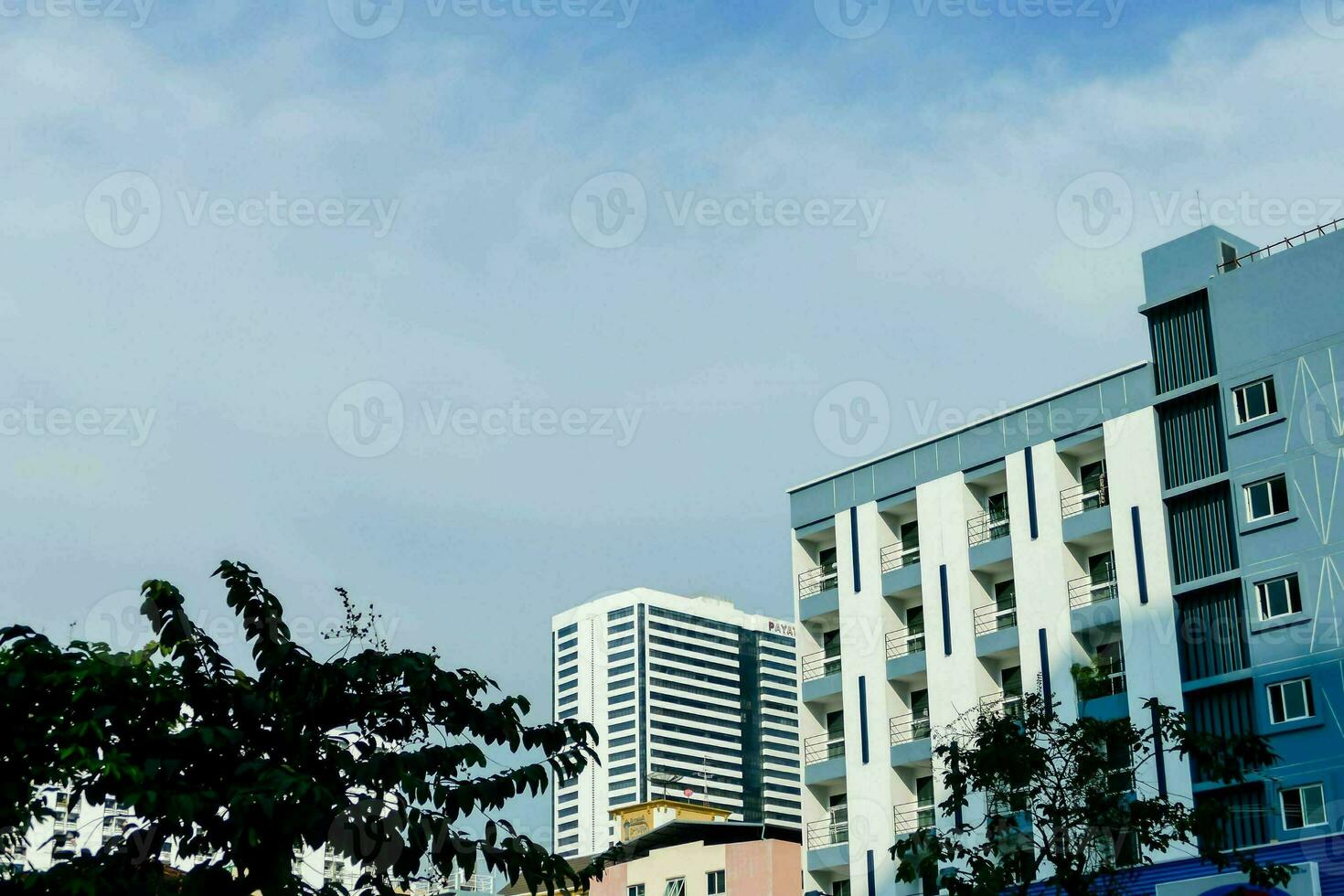 byggnader mot en blå himmel foto