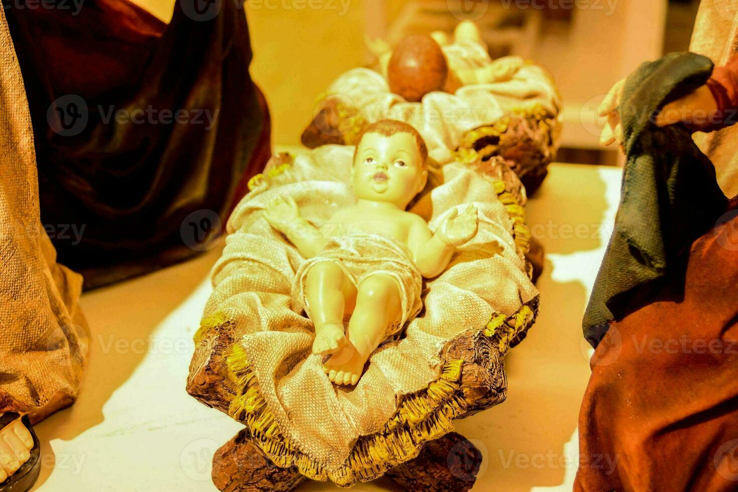 en nativity scen med en bebis Jesus i en krubba foto