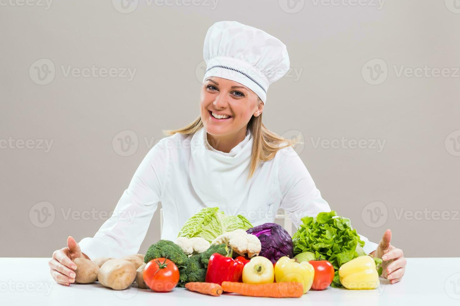 skön kock som visar knippa av vegetabiliska foto