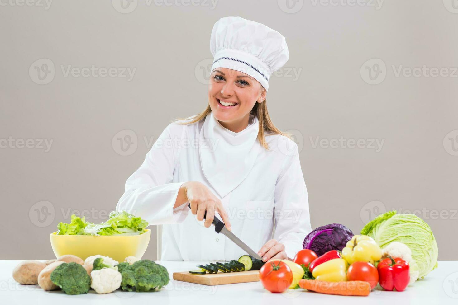 kvinna kock framställning friska måltid foto