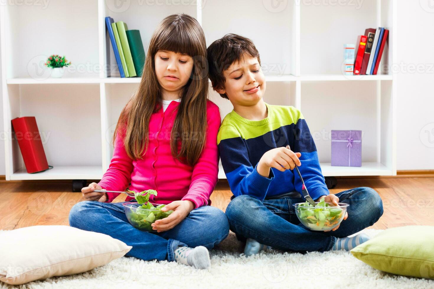 barn do inte tycka om till äta grönsaker foto