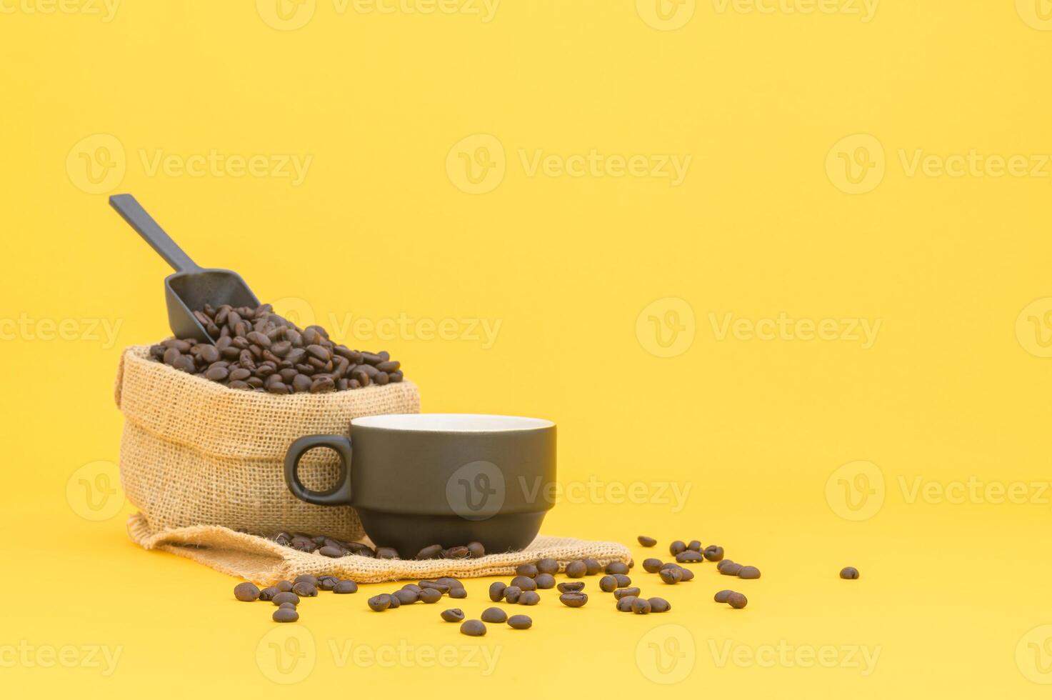 kaffemuggar och kaffebönor, energidrycker foto