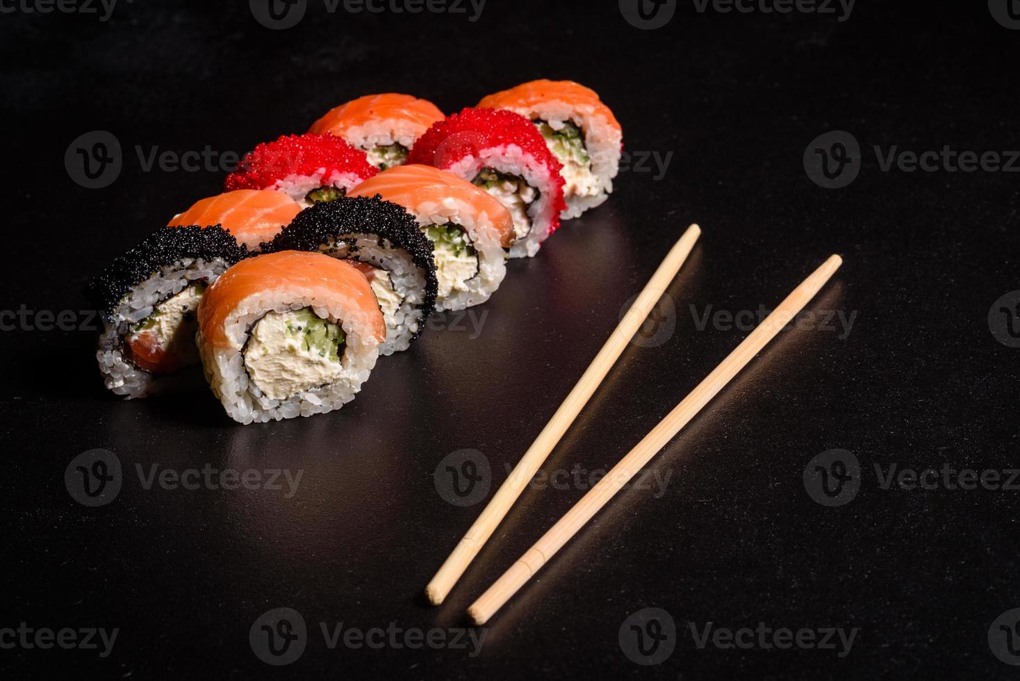 olika sushi serveras på en mörk bakgrund foto