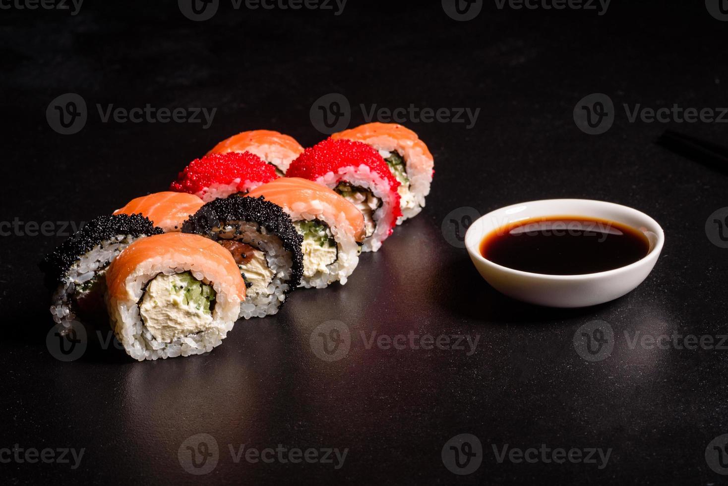 olika sushi serveras på en mörk bakgrund foto