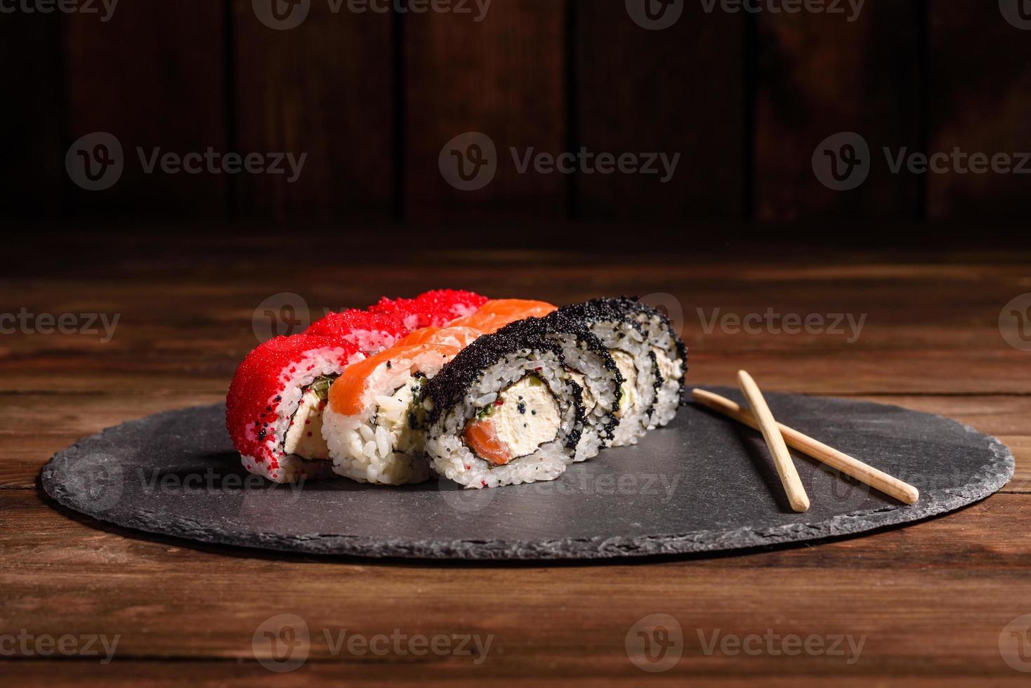 olika sushi serveras på en mörk bakgrund foto