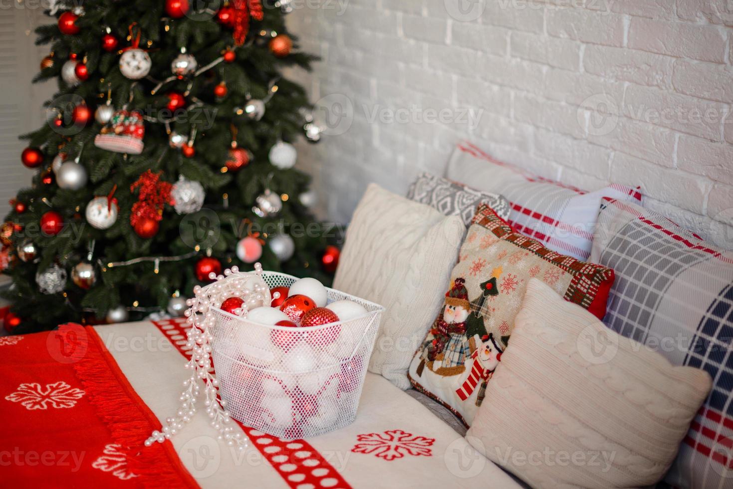 vacker julfestlig inredning i ett lanthus på julafton foto