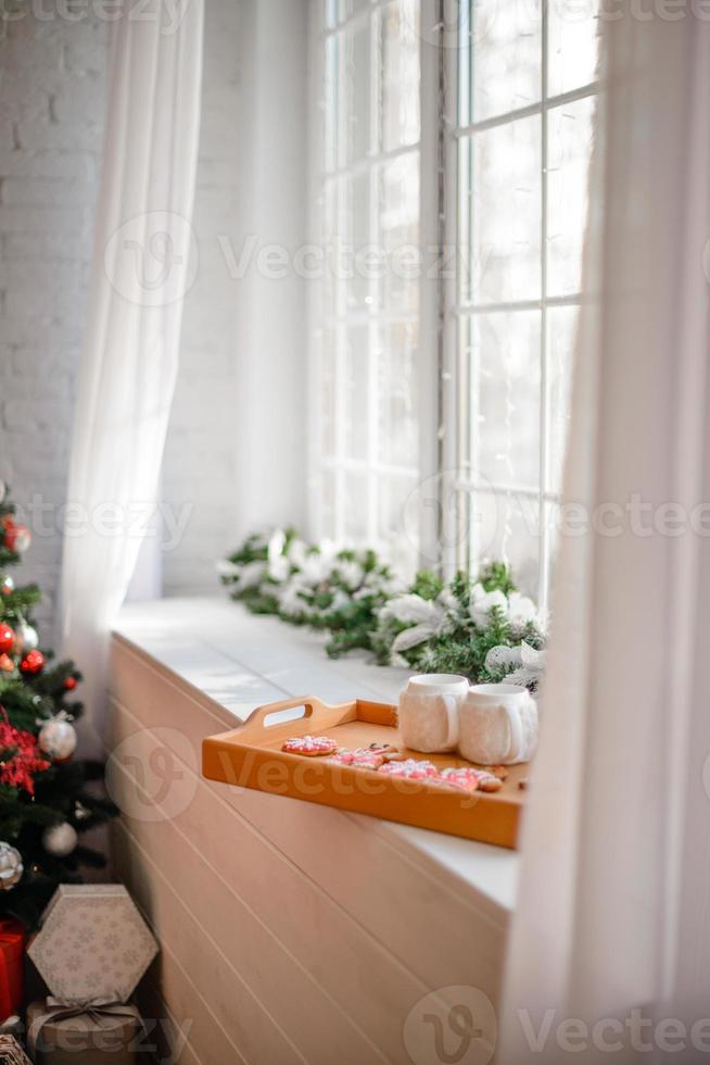 vacker julfestlig inredning i ett lanthus på julafton foto