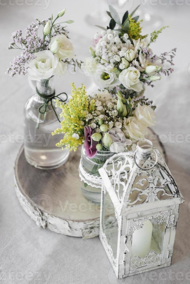 blommor arrangemang och dekoration rustik inredning i bröllop bord foto