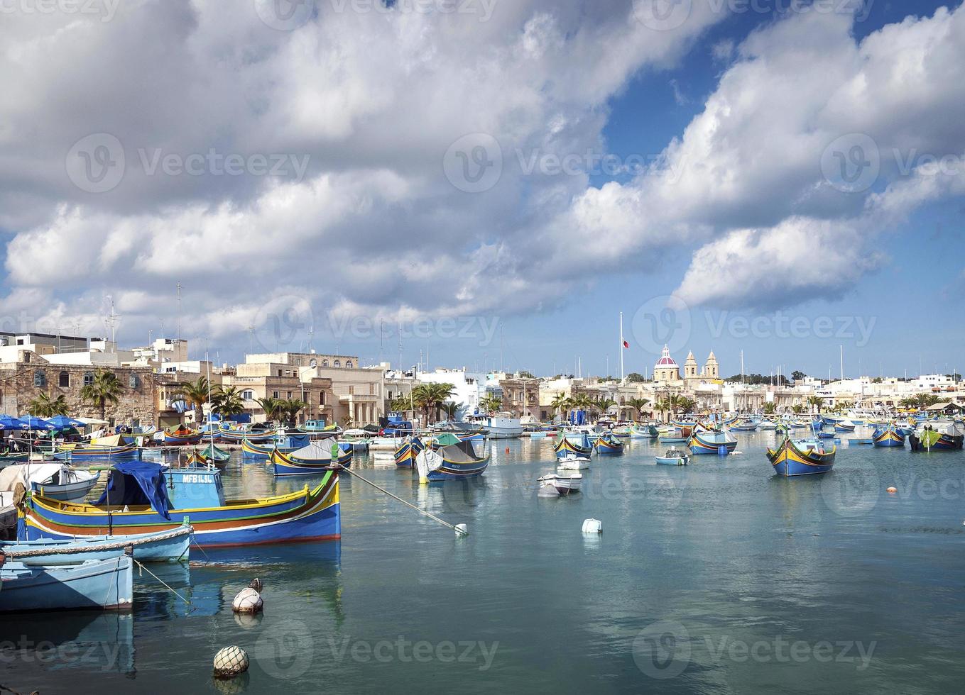 maltesiska traditionella målade luzzubåtar i marsaxlokk fiskeby malta foto