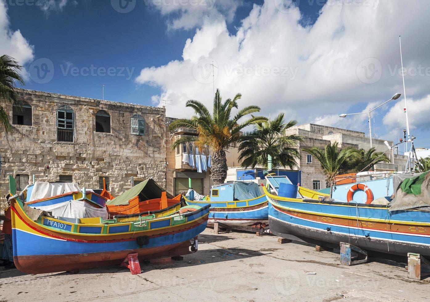 maltesiska traditionella målade luzzubåtar i marsaxlokk fiskeby malta foto