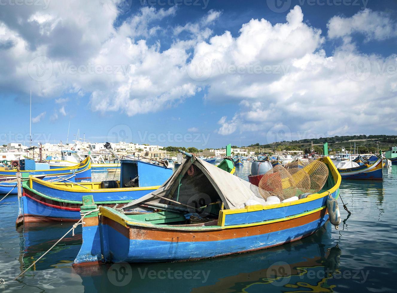 maltesiska traditionella målade luzzubåtar i marsaxlokk fiskeby malta foto