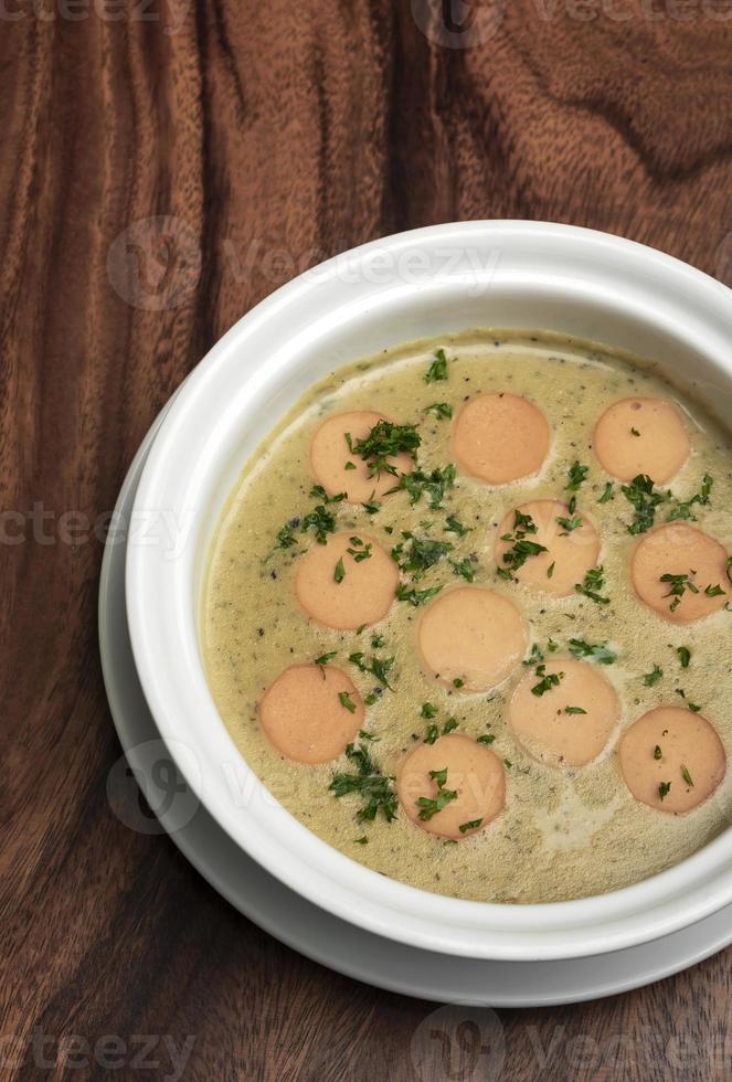 tysk traditionell kartoffelsuppe potatis och korvssoppa på träbord foto