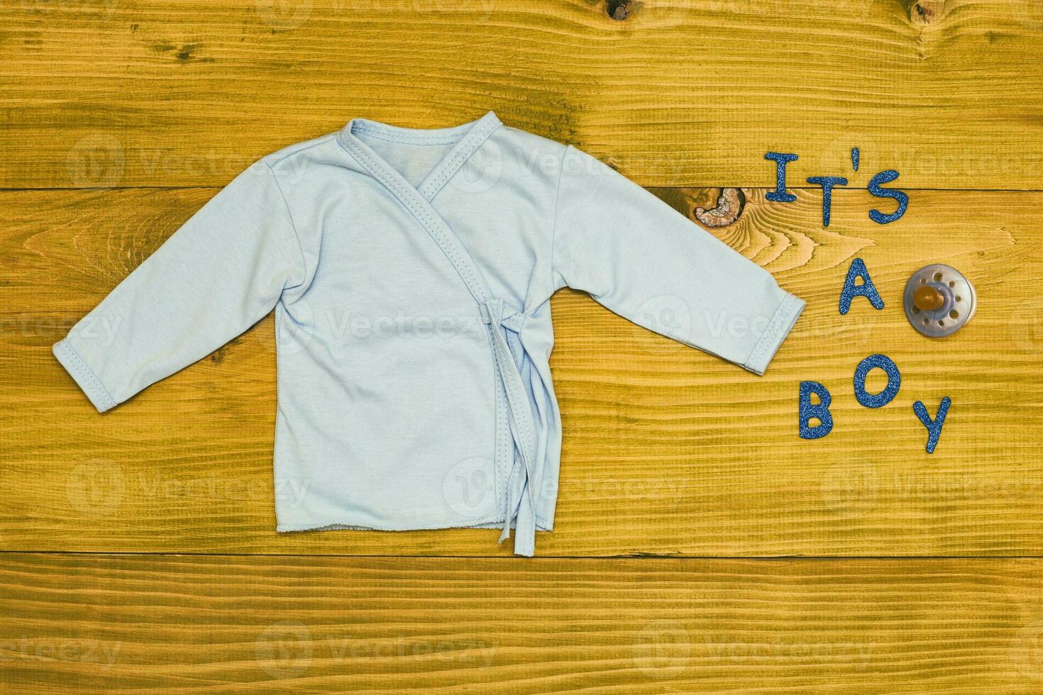 text dess en pojke med bebis leveranser på trä- tabell foto