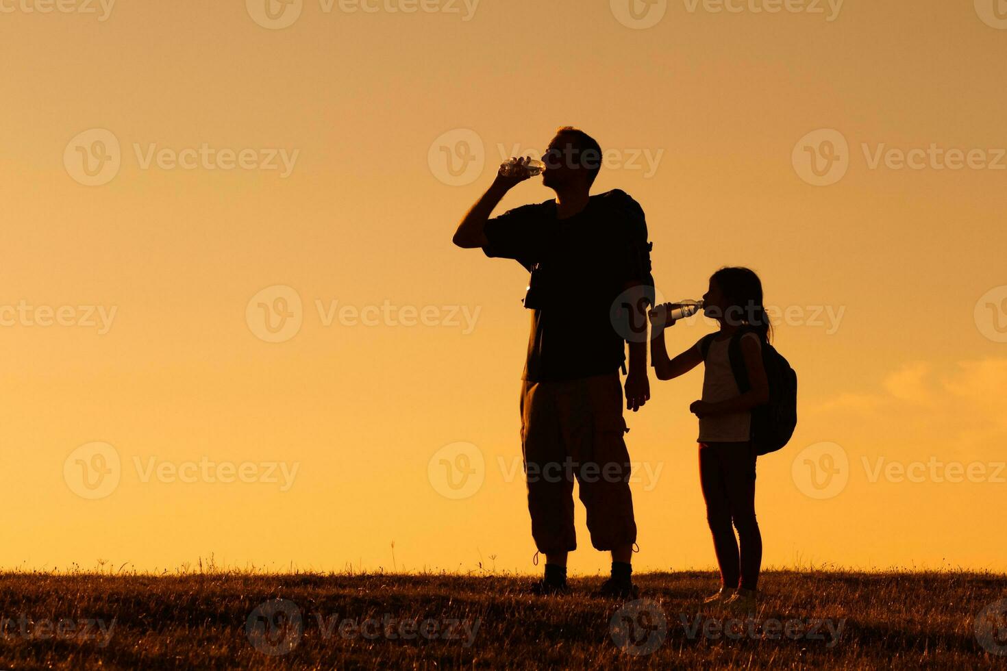 far och dotter vandrare dricka vatten foto