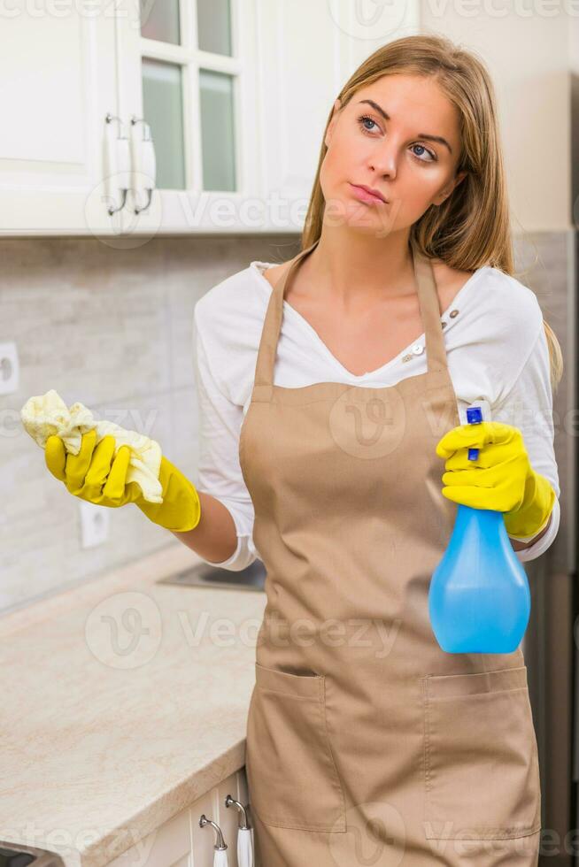 hemmafru är arg eftersom hon är trött av rengöring och hushållsarbete foto