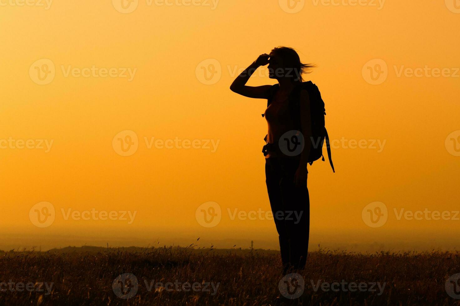 silhuett av en kvinna vandring och ser foto