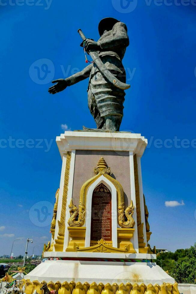 de staty av en person i de stad av myanmar foto