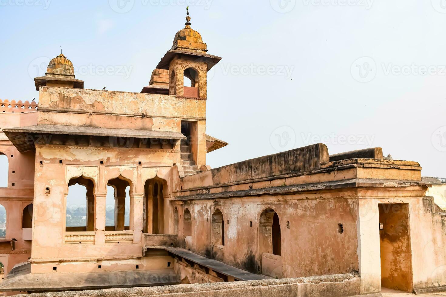 skön se av orchha palats fort, raja mahal och chaturbhuj tempel från jahangir mahal, orchha, madhya Pradesh, jahangir mahal orchha fort i orchha, madhya Pradesh, indisk arkeologisk webbplatser foto