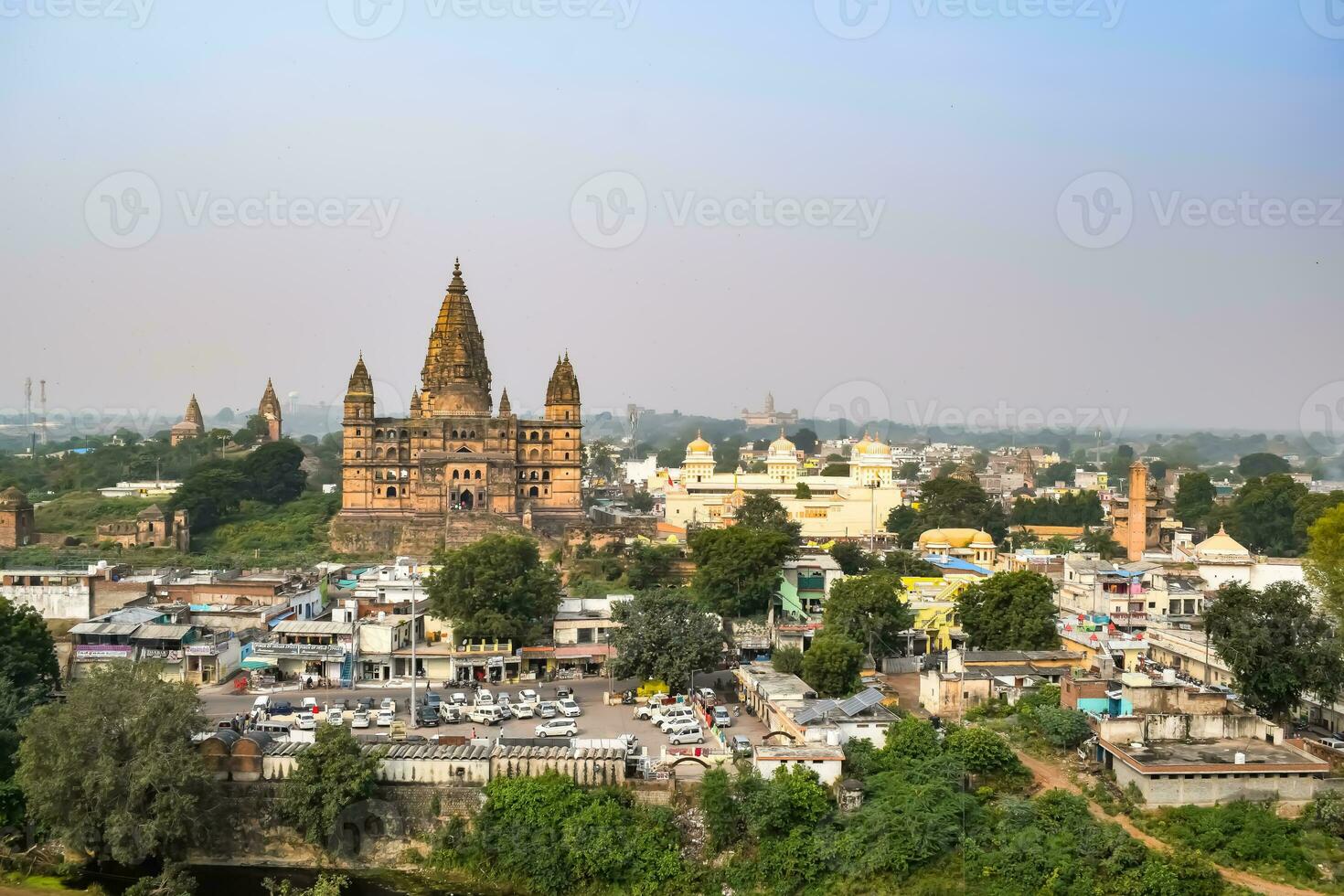 skön se av orchha palats fort, raja mahal och chaturbhuj tempel från jahangir mahal, orchha, madhya Pradesh, jahangir mahal orchha fort i orchha, madhya Pradesh, indisk arkeologisk webbplatser foto