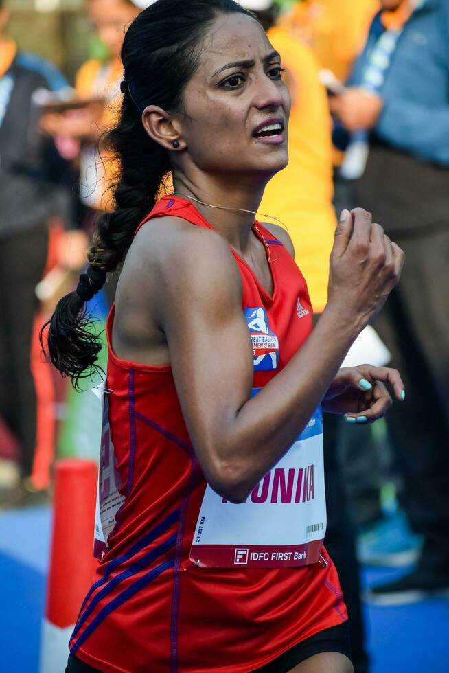 ny delhi, Indien - oktober 15 2023 - vedanta delhi halv maraton lopp efter covid i som maraton deltagarna handla om till korsa de Avsluta linje, delhi halv maraton 2023 foto