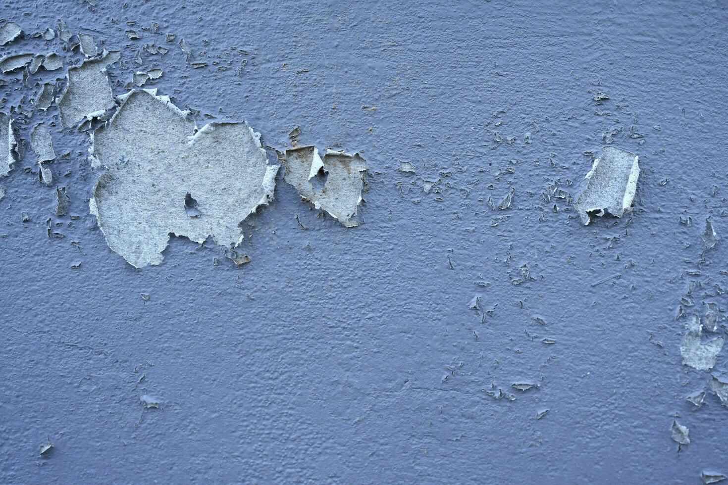 betong vägg textur med spricka vit Färg färg, cement golv med bruten grov betong yta, ljus grå bakgrund med plåster på byggnad vägg, exteriör vägg bakgrund bakgrund med kopia Plats foto