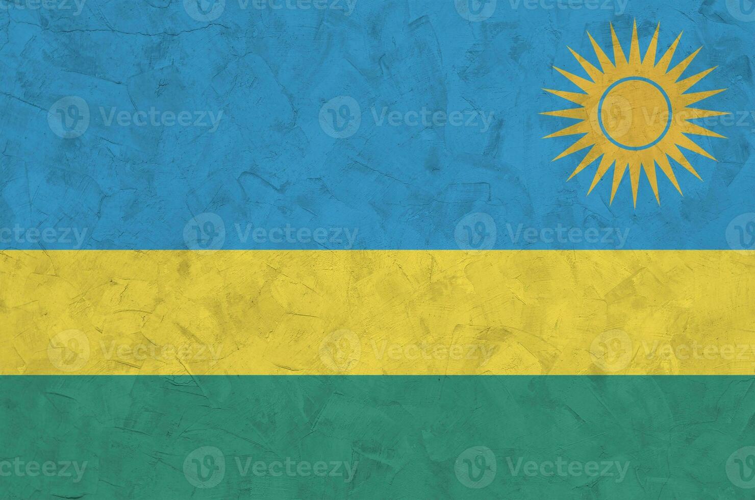 rwanda flagga avbildad i ljus måla färger på gammal lättnad putsning vägg. texturerad baner på grov bakgrund foto