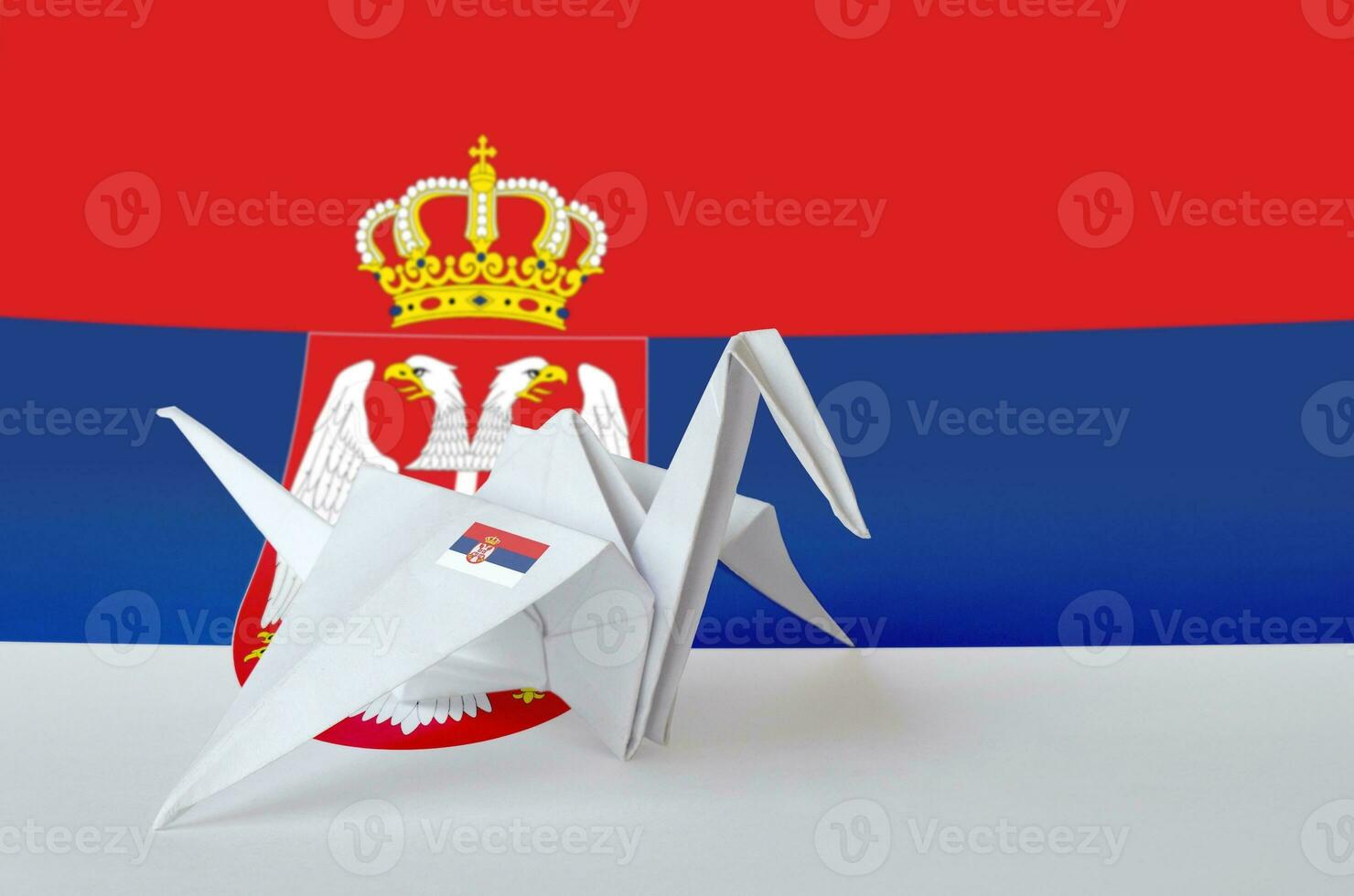 serbia flagga avbildad på papper origami kran vinge. handgjort konst begrepp foto