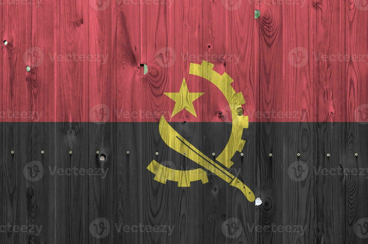 angola flagga avbildad i ljus måla färger på gammal trä- vägg. texturerad baner på grov bakgrund foto