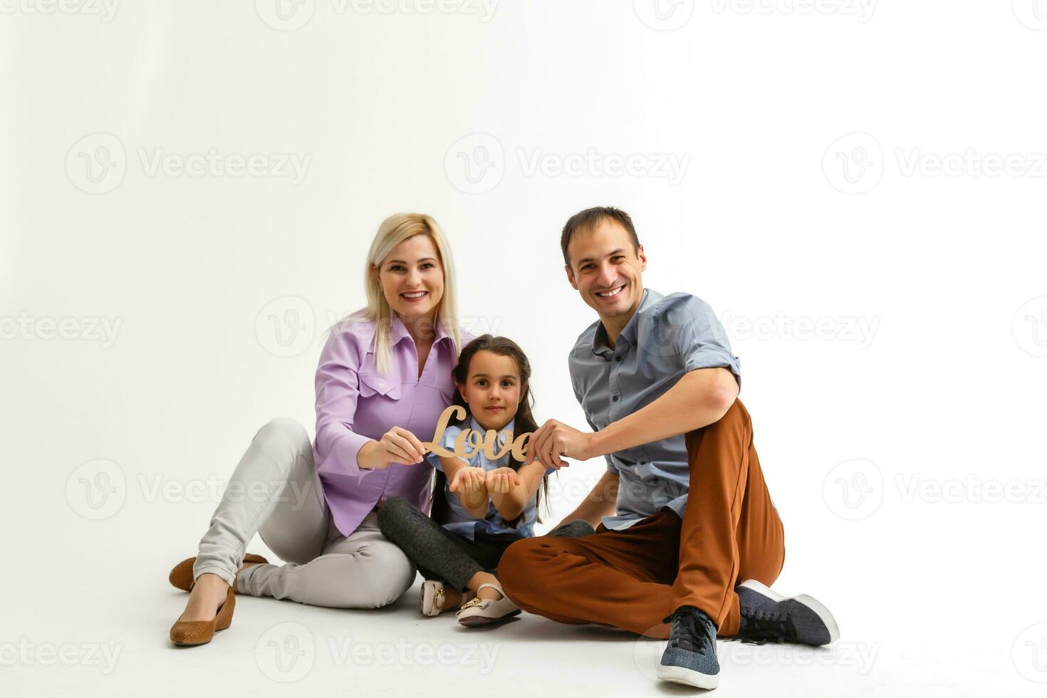 glad familj med de inskrift kärlek vit bakgrund foto