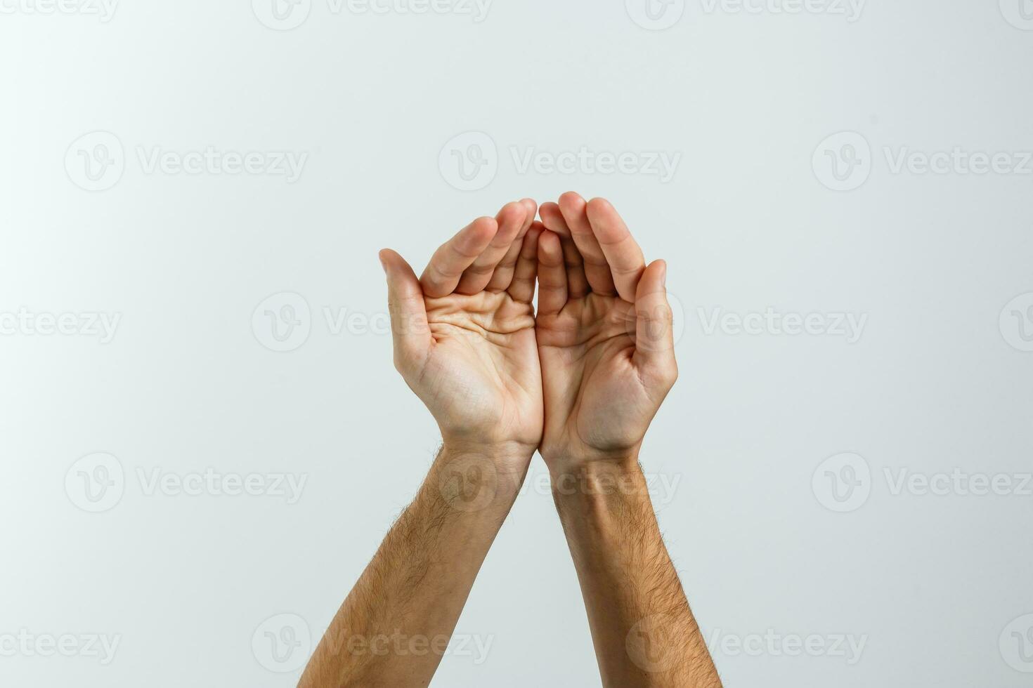 öppen handflatan hand gest av manlig hand.isolerad på vit bakgrund. foto