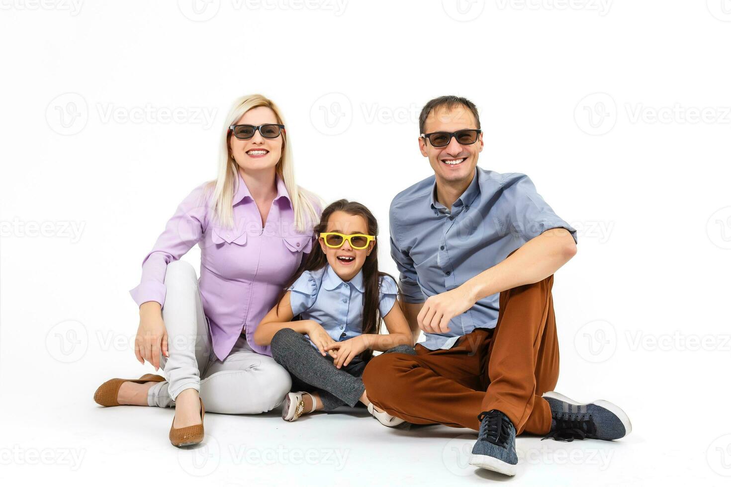 familj med glasögon för film teater vit bakgrund foto