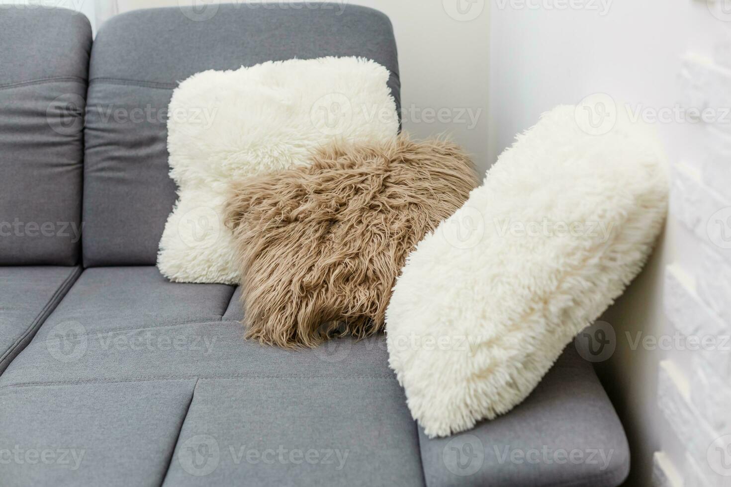 vit dekorativ kuddar på en tillfällig soffa i de levande rum foto