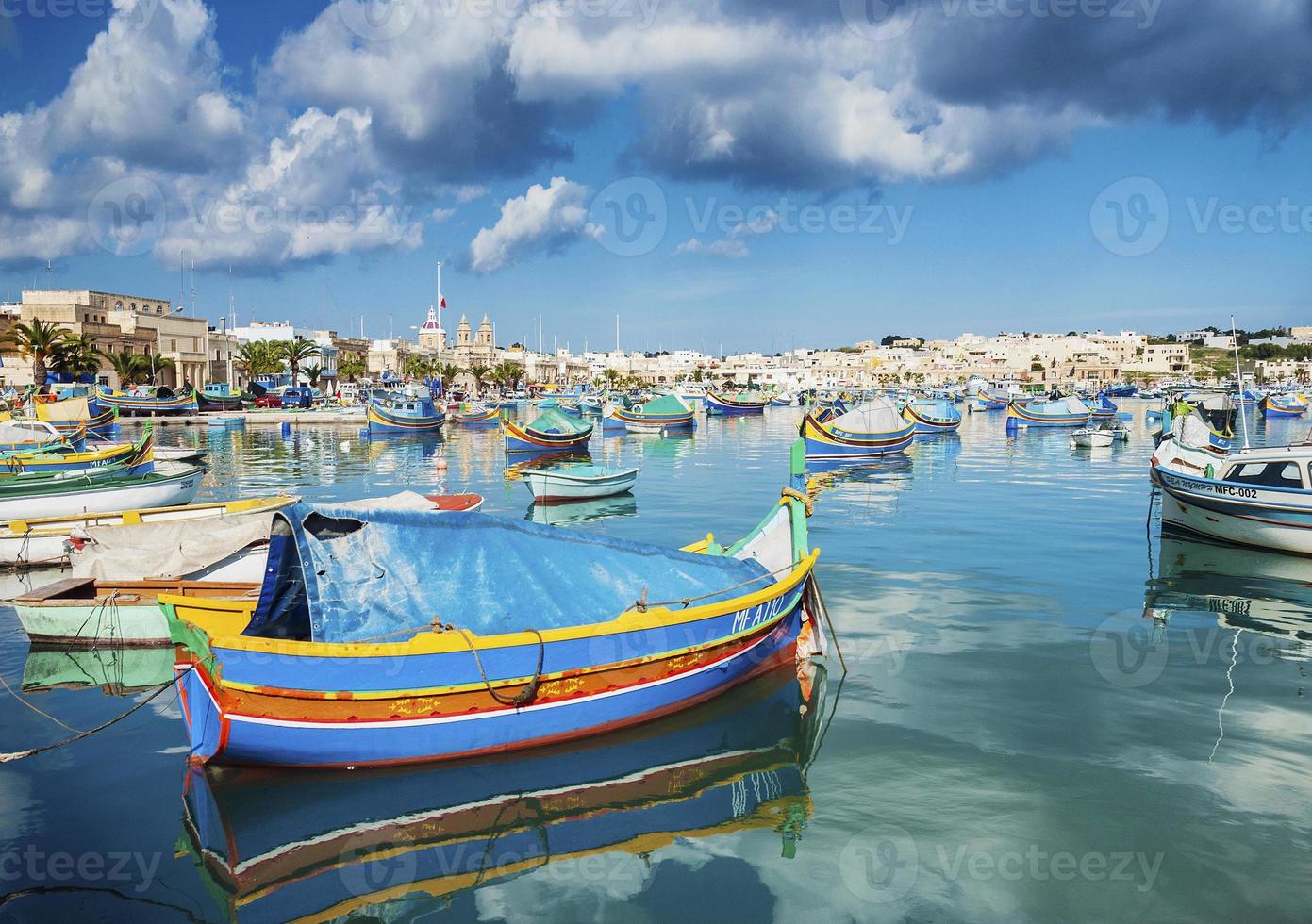 marsaxlokk hamn och traditionella medelhavsfiskebåtar i malta foto