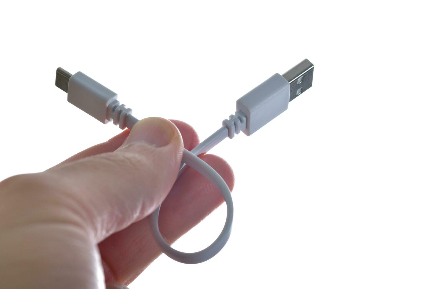 makro fotografi av vit usb-c kabel- i de hand isolerat på vit bakgrund foto