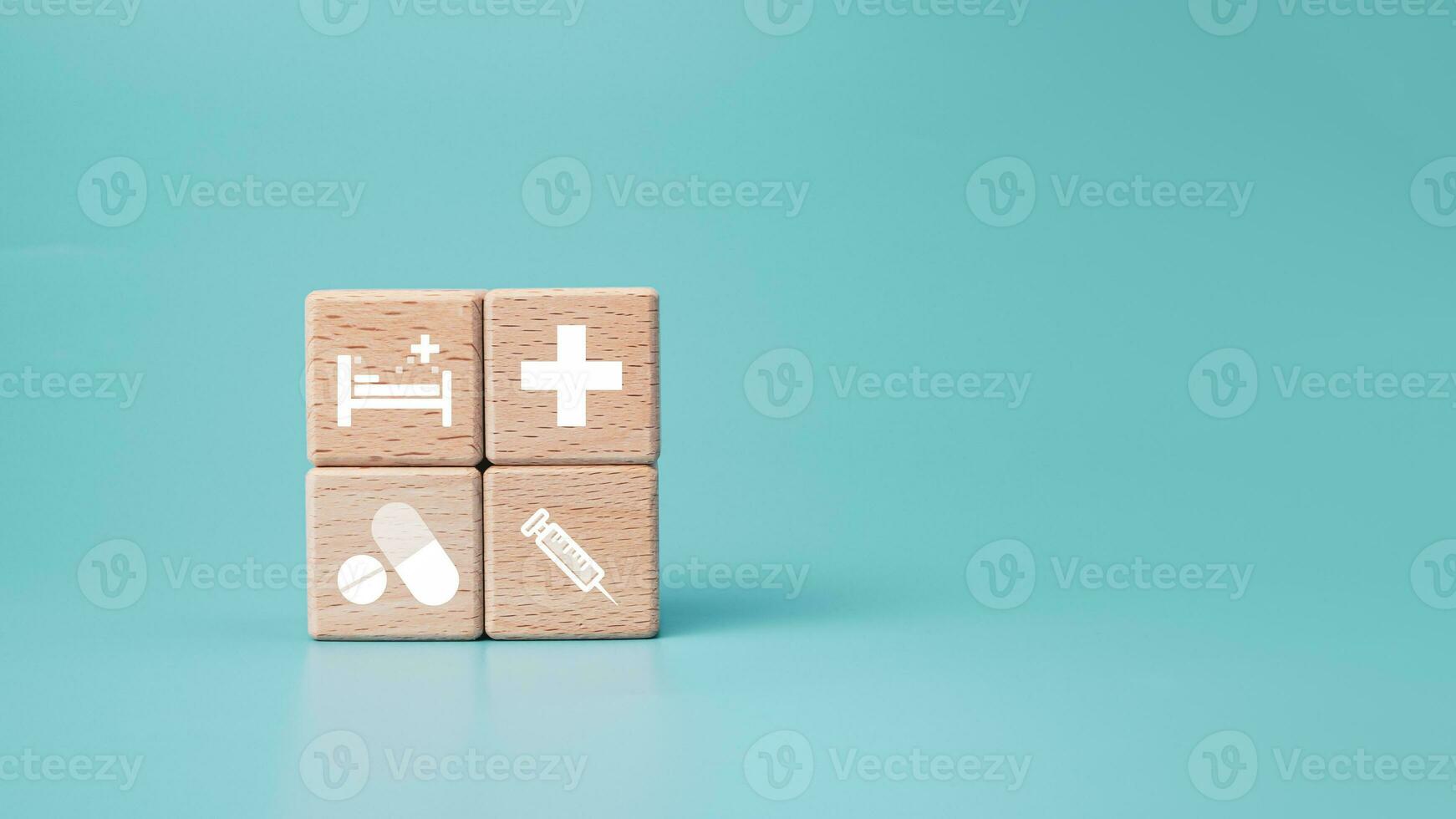 trä- block med medicinsk symbol ikoner på blå bakgrund representerar hälsa begrepp med behandling och medicin. foto