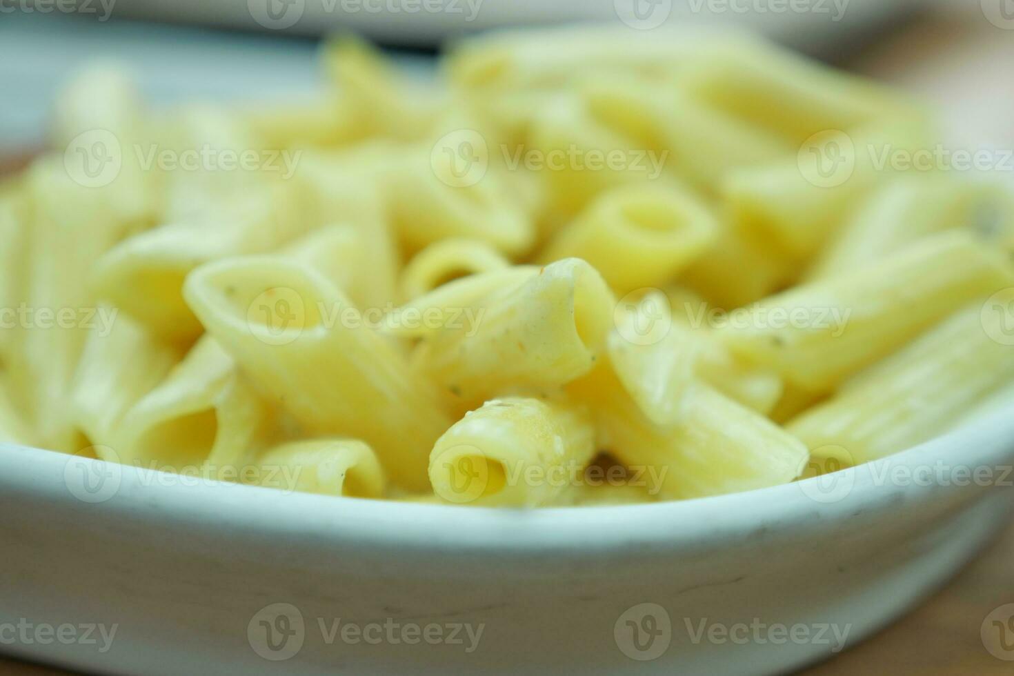 hemlagad kokt pasta i en tallrik på bordet. foto