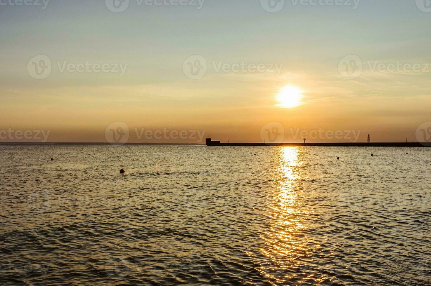 solnedgång reflexion i de vatten av baltic hav foto