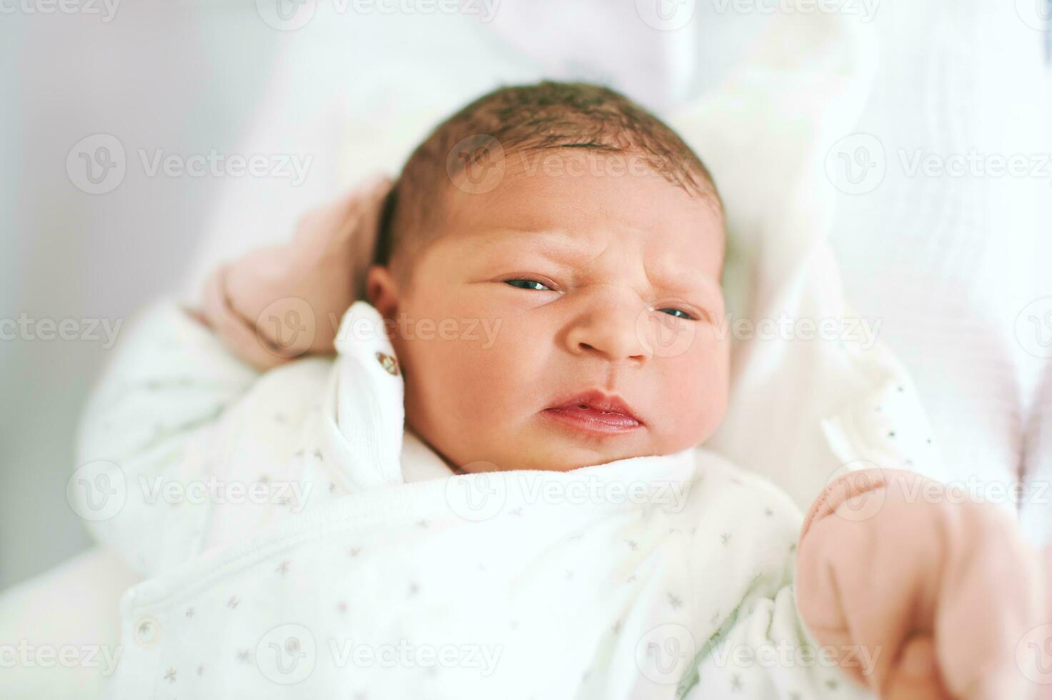 porträtt av förtjusande nyfödd bebis liggande i sjukhus spjälsäng foto