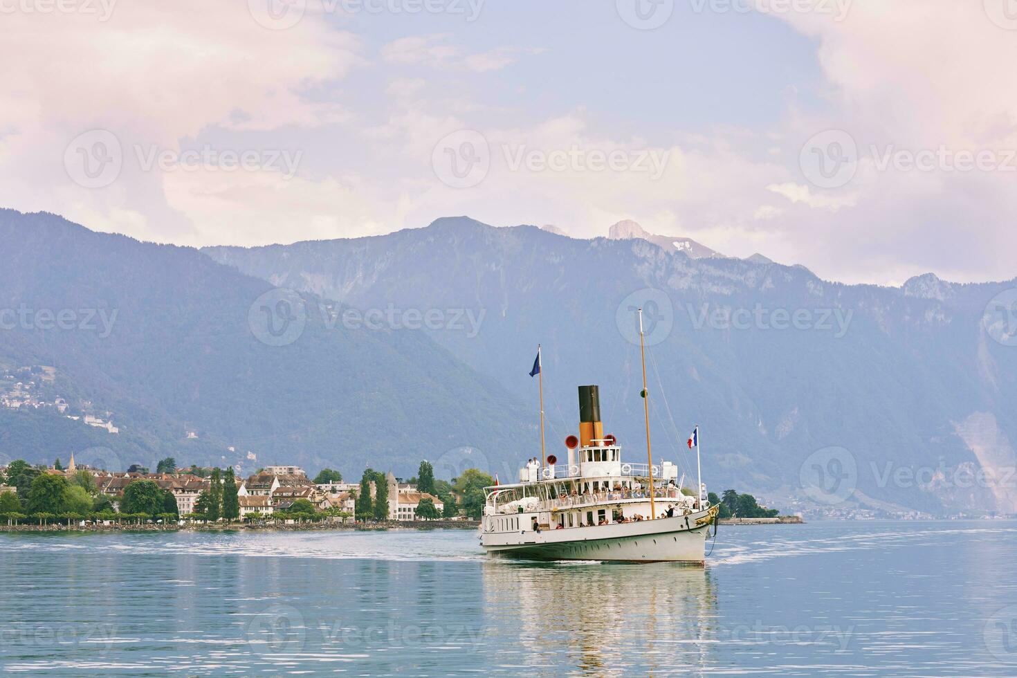 ånga båt med franska flagga flytande på de sjö Genève, vevey, schweiz foto