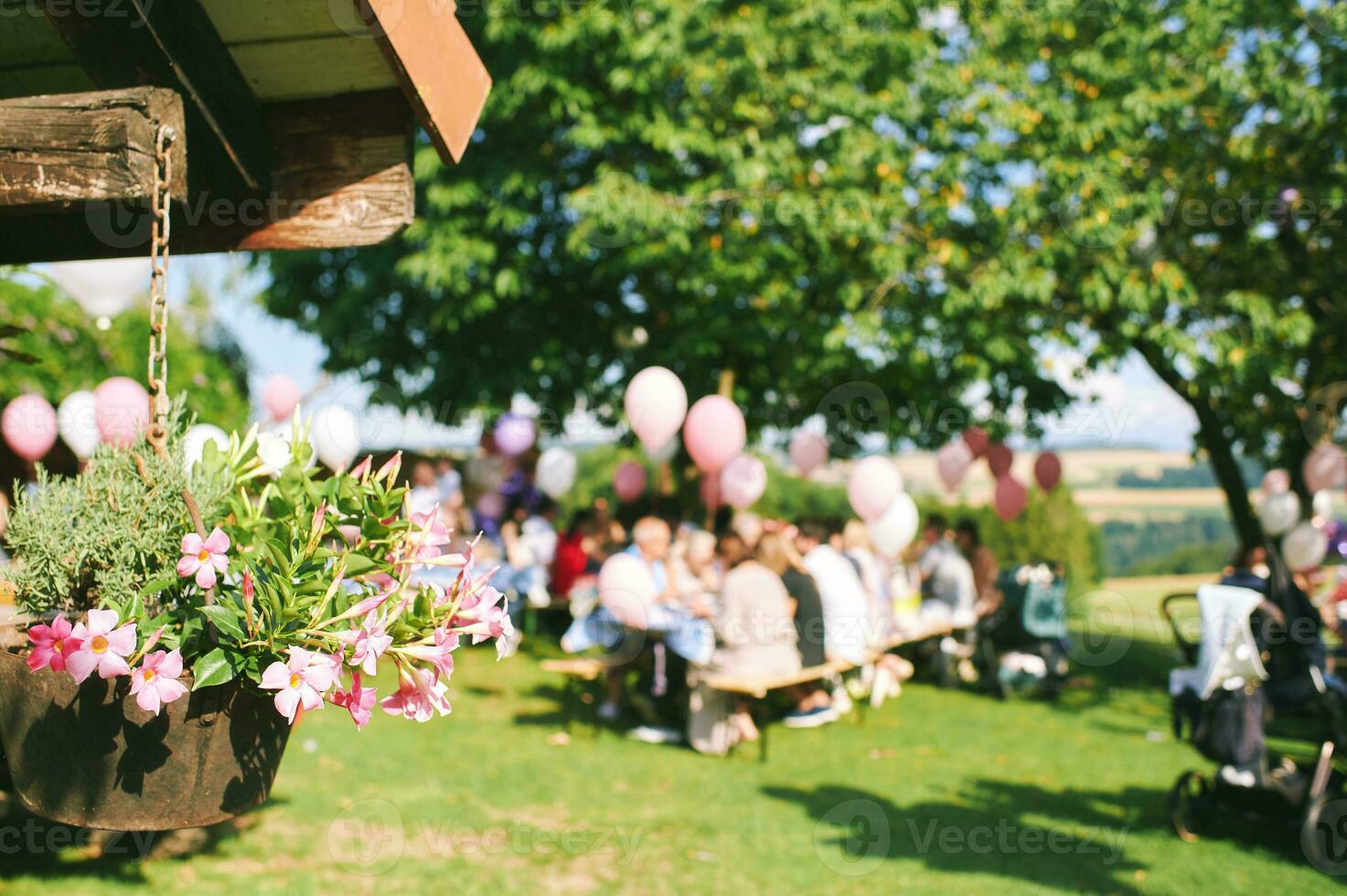 suddig bakgrund av sommar trädgård fest, lantlig födelsedag eller bröllop firande foto