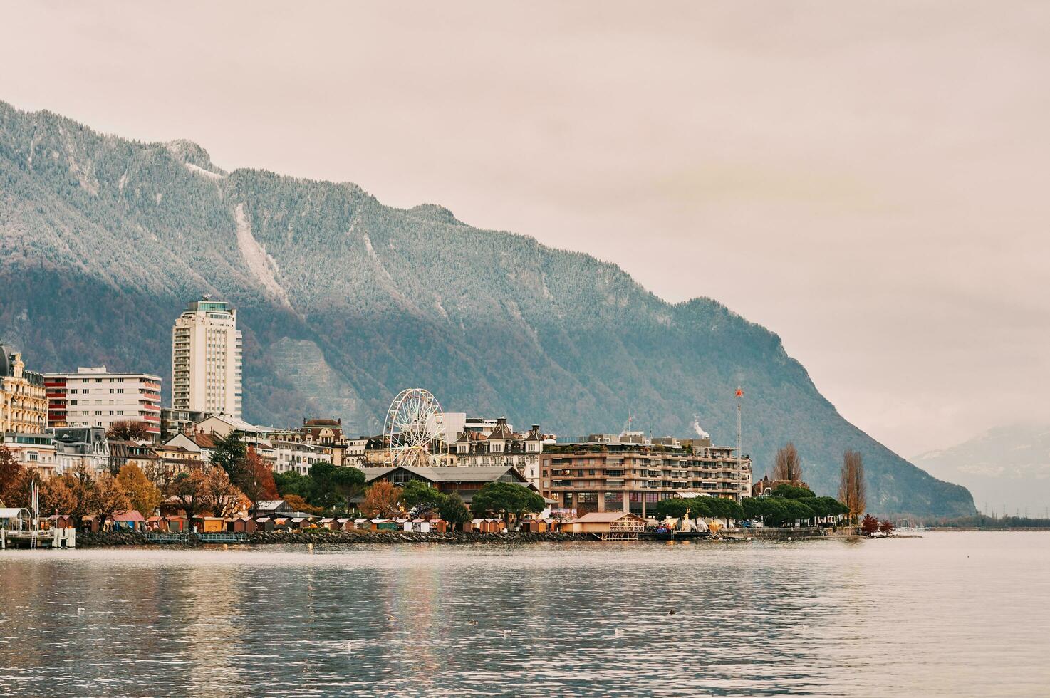 vinter- landskap av montreux stad med installerad jul marknadsföra, schweiz foto