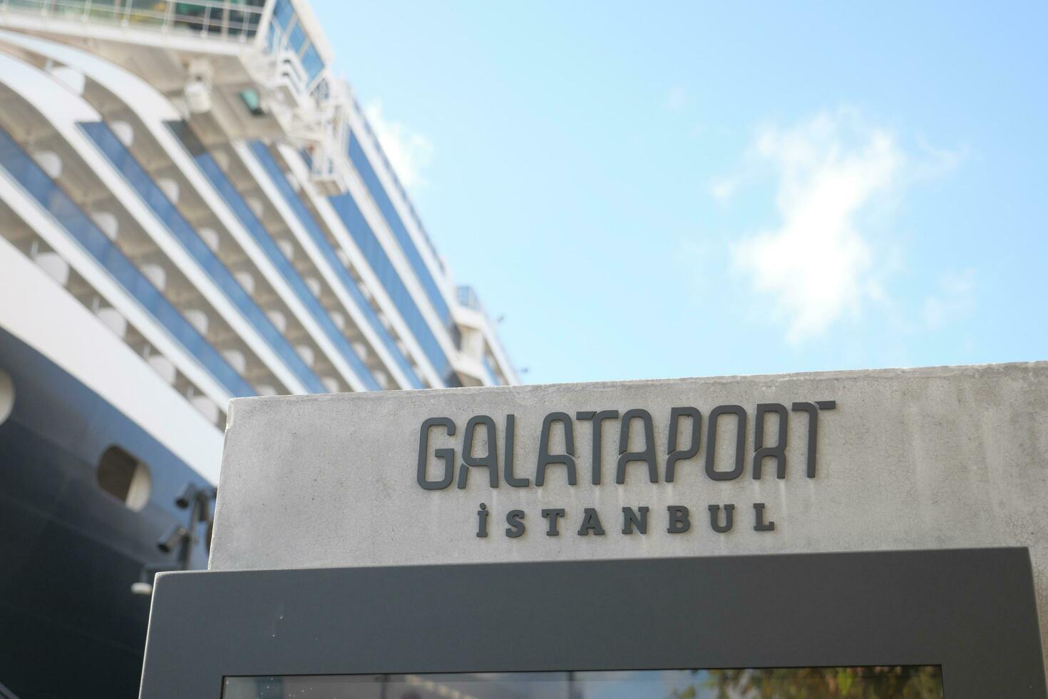 Kalkon istanbul 19 juni 2023. galataport text och enorm kryssning fartyg foto